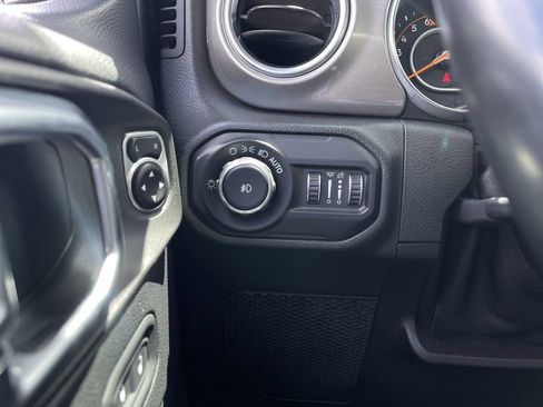 Used 2018 Jeep Wrangler Unlimited Sahara AWD/4WD image 17