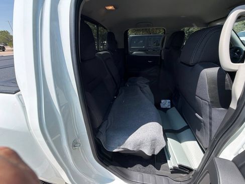 Used 2025 Nissan Frontier SV AWD/4WD image 18