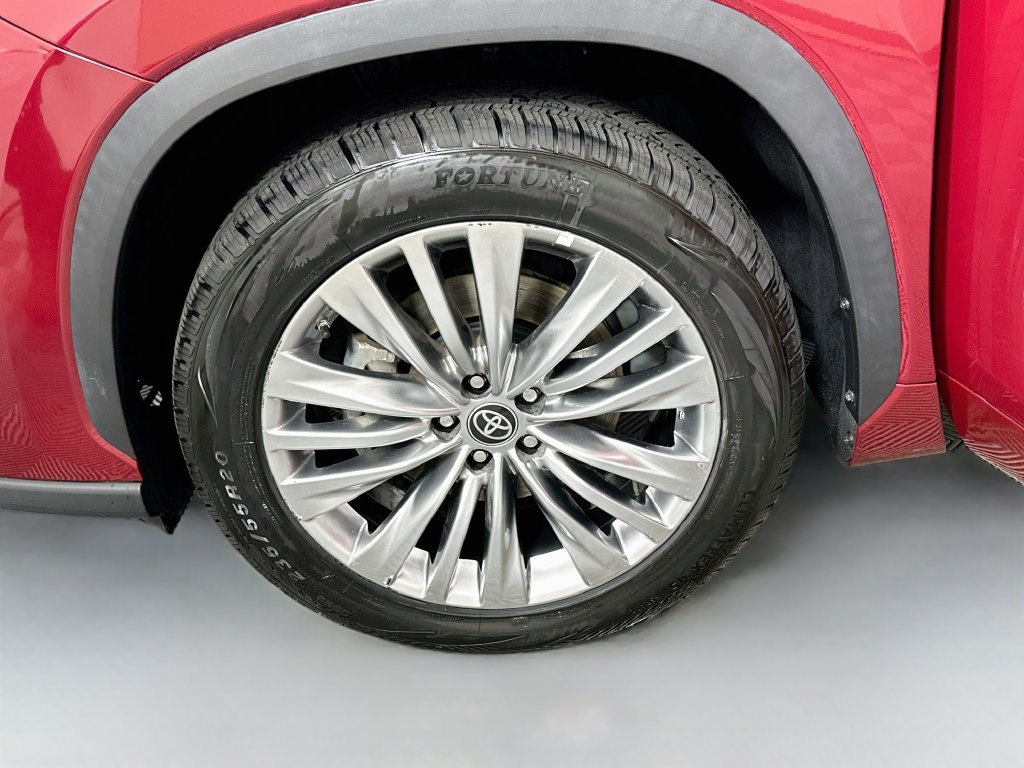Certified 2023 Toyota Highlander Platinum FWD image 32
