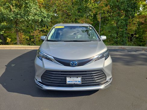 Used 2024 Toyota Sienna XLE image 7