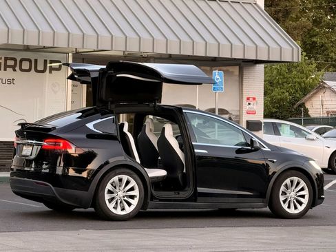 Used 2018 Tesla Model X 75D AWD/4WD image 8