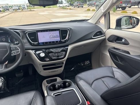 Used 2024 Chrysler Pacifica Touring-L FWD image 27