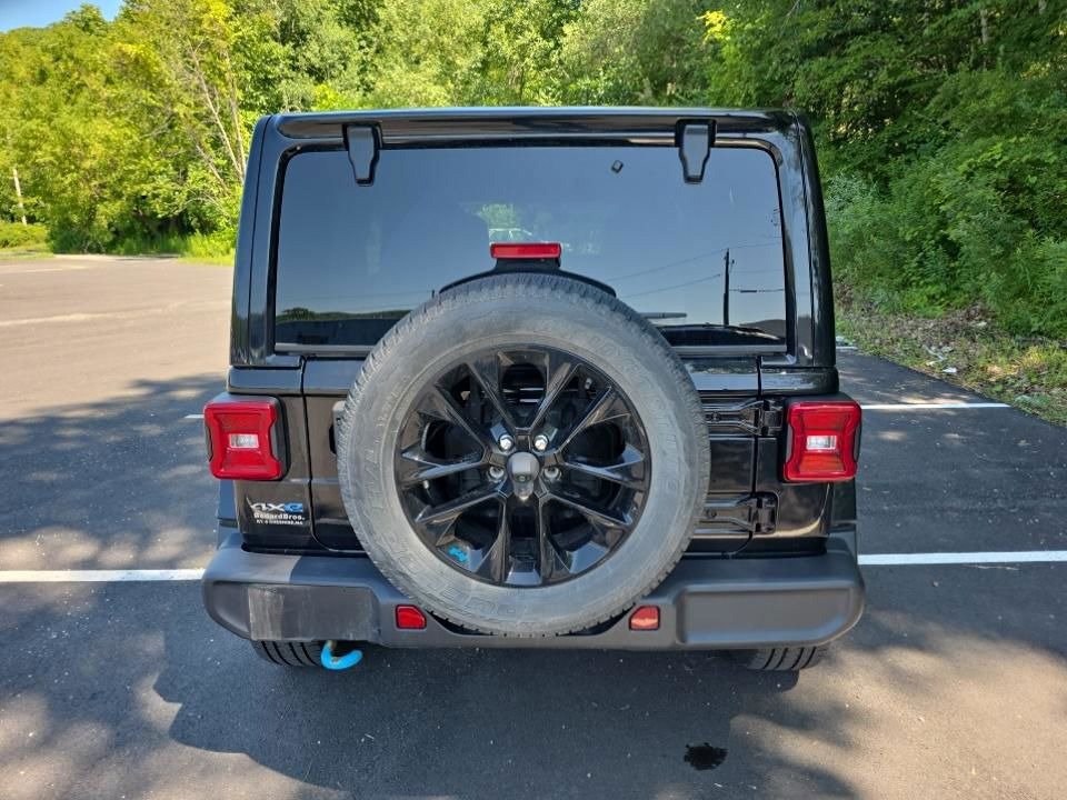 Used 2022 Jeep Wrangler Unlimited Sahara w/ Cold Weather Group AWD/4WD image 5