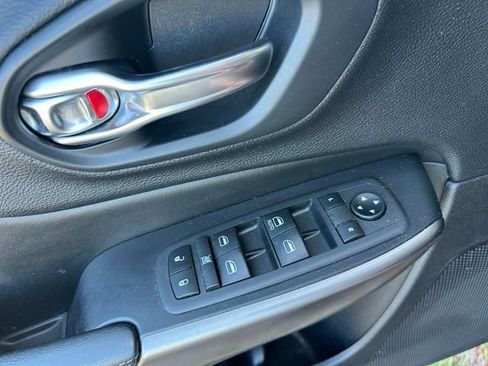 Used 2020 Jeep Cherokee Latitude FWD image 24
