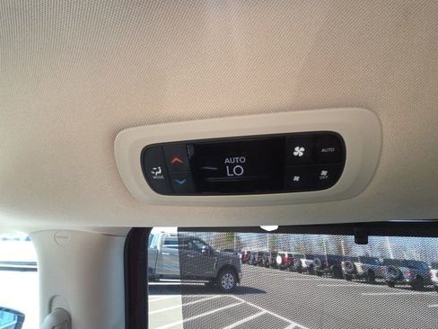 Used 2023 Chrysler Pacifica Touring-L image 20