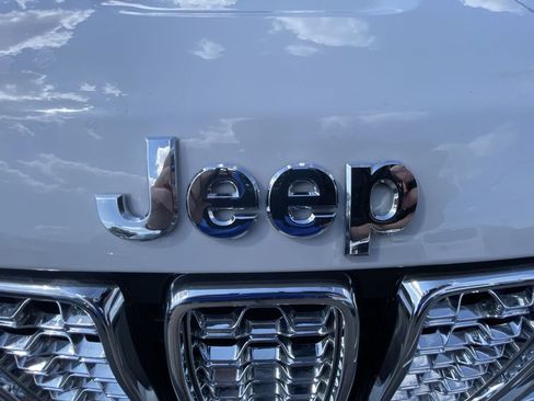 Used 2020 Jeep Grand Cherokee Overland AWD/4WD image 32