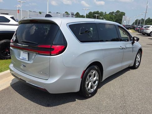 Used 2024 Chrysler Pacifica Limited FWD image 12