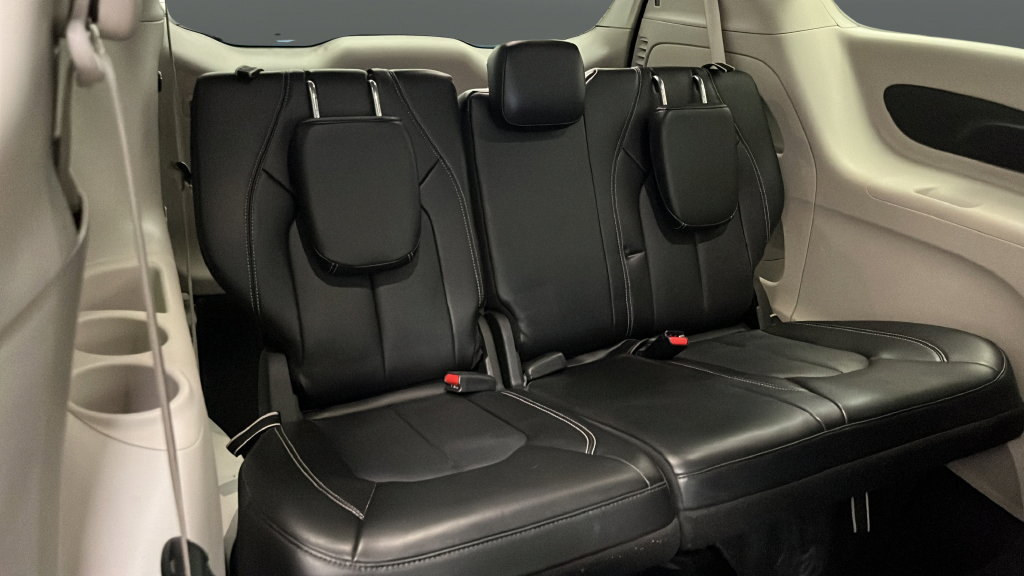 Used 2024 Chrysler Pacifica Touring-L FWD image 25