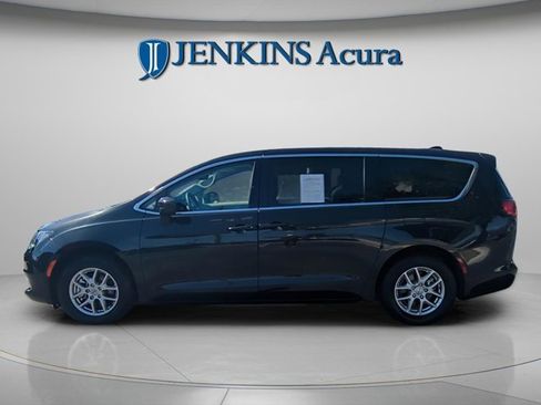 Used 2023 Chrysler Voyager LX image 9