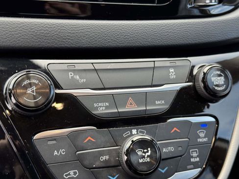 Used 2017 Chrysler Pacifica Touring-L image 27