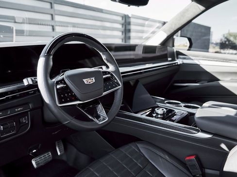 Used 2025 Cadillac Escalade V image 2