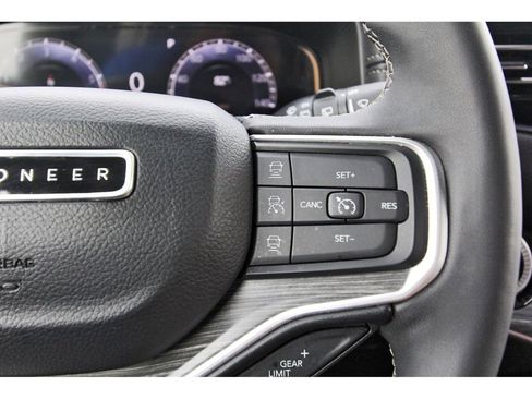 Used 2024 Jeep Wagoneer L Series II image 17