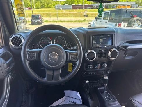 Used 2015 Jeep Wrangler Unlimited Rubicon w/ Connectivity Group AWD/4WD image 15