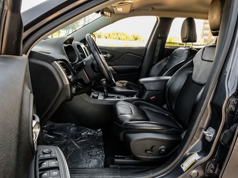 Used 2019 Jeep Cherokee Latitude Plus w/ Comfort/Convenience Group image 5