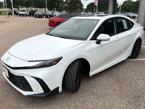Used 2025 Toyota Camry SE FWD image 7