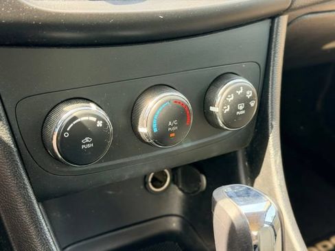 Used 2012 Dodge Avenger SE FWD image 11