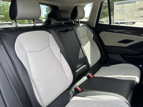 Used 2025 Volkswagen Tiguan SE image 17