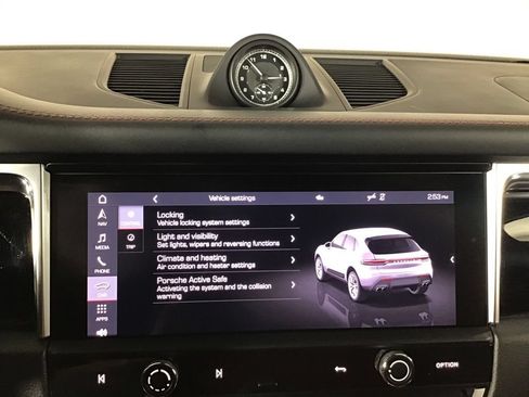 Certified 2023 Porsche Macan Turbo AWD/4WD image 32