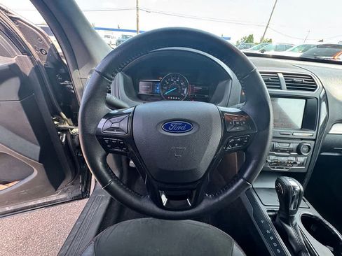 Used 2018 Ford Explorer XLT w/ Equipment Group 202A AWD/4WD image 20