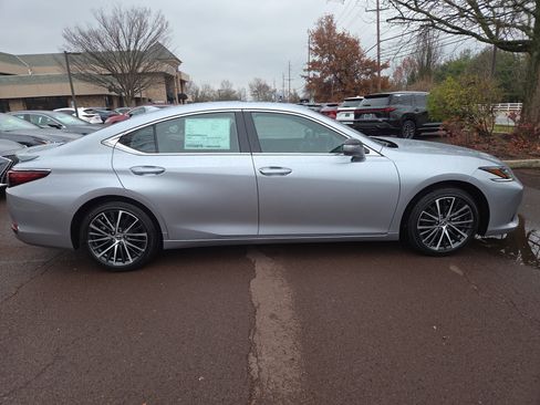 New 2025 Lexus ES 300h w/ Premium Package image 2