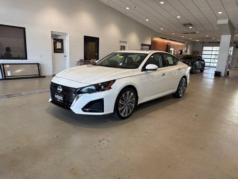 Used 2025 Nissan Altima 2.5 SL AWD/4WD image 3