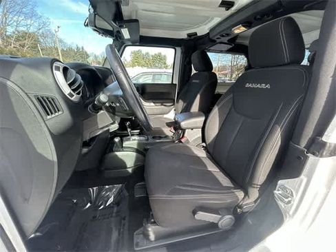 Used 2018 Jeep Wrangler Sahara w/ Connectivity Group image 14