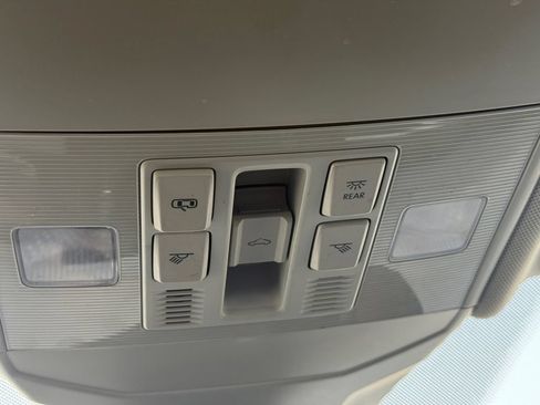 Used 2025 Volkswagen Jetta SE FWD image 18