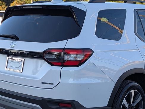Used 2025 Honda Pilot Touring image 7