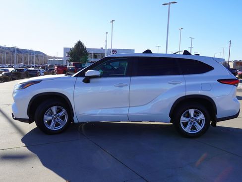 Certified 2023 Toyota Highlander LE image 5