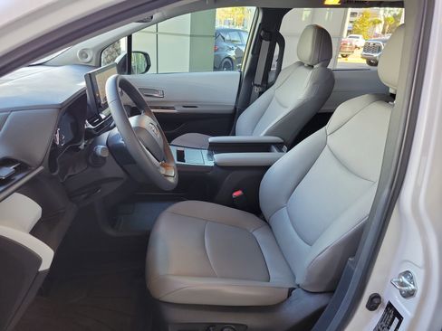 Used 2025 Toyota Sienna XLE image 13