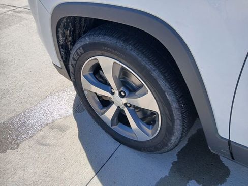Used 2019 Jeep Cherokee Limited FWD image 13