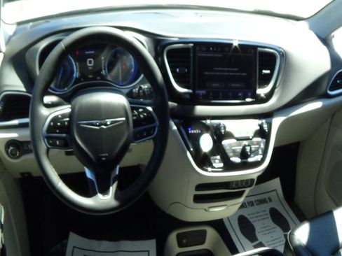 Certified 2024 Chrysler Pacifica Touring-L FWD image 13