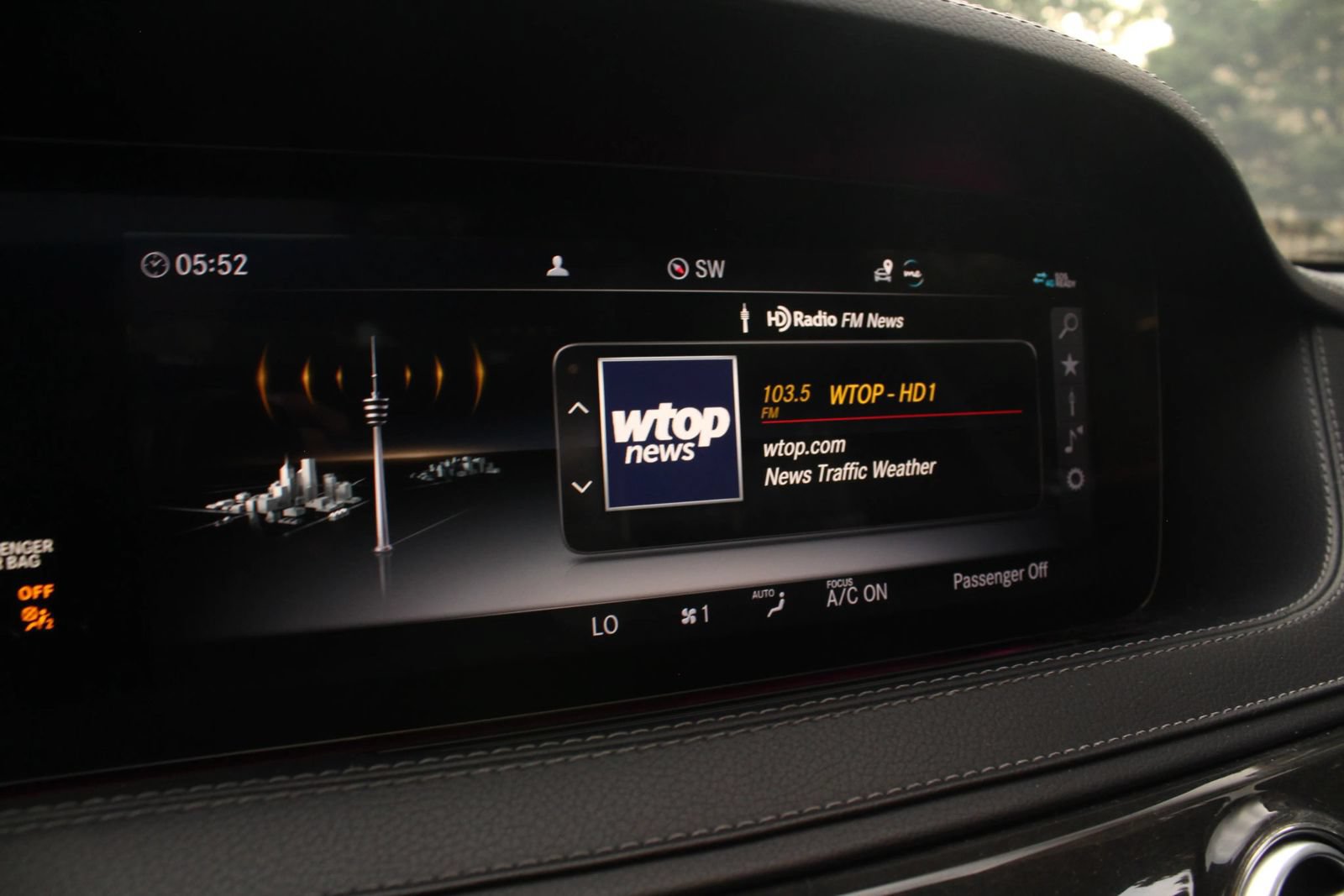 Used 2020 Mercedes-Benz S 560 Sedan w/ Premium Package image 32