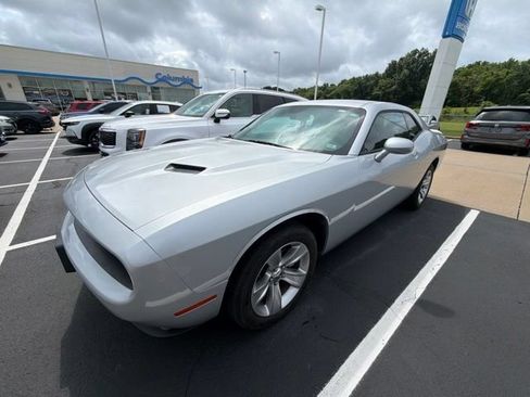 Used 2022 Dodge Challenger SXT RWD image 2