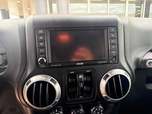Used 2015 Jeep Wrangler Unlimited Rubicon AWD/4WD image 14