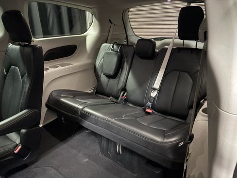 Used 2024 Chrysler Pacifica Touring-L FWD image 23