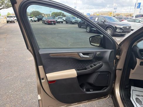 Used 2020 Ford Escape Titanium image 9