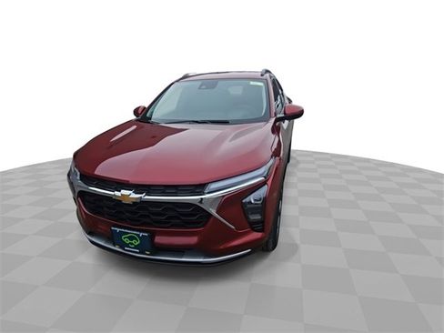 Used 2025 Chevrolet Trax LT w/ LT Convenience Package image 3