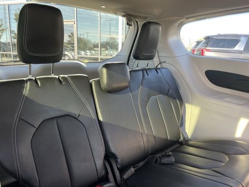 Used 2024 Chrysler Pacifica Touring-L image 25
