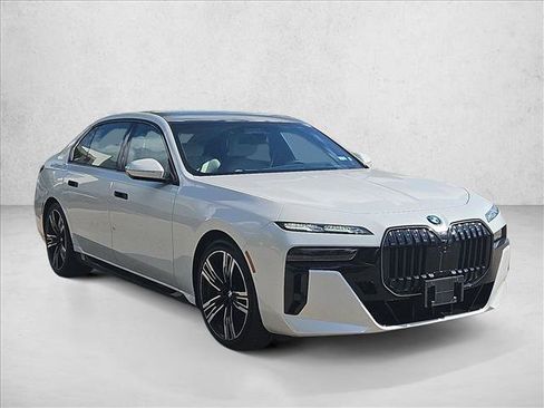 Used 2025 BMW 760i xDrive w/ Executive Package AWD/4WD image 3