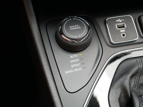 Used 2021 Jeep Cherokee Limited w/ Elite Package AWD/4WD image 33