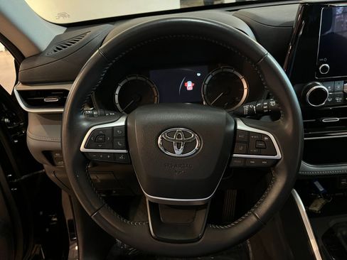 Used 2025 Toyota Highlander LE FWD image 29