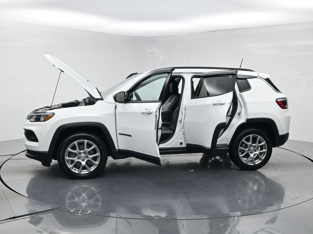 Used 2024 Jeep Compass Latitude AWD/4WD image 28