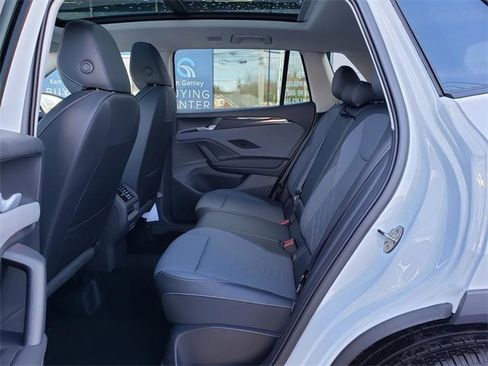 New 2025 Volkswagen Tiguan SE image 8