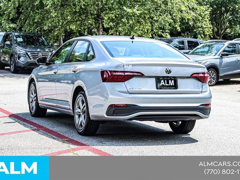 Used 2024 Volkswagen Jetta SE FWD image 9