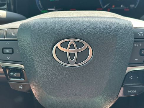 Used 2025 Toyota Camry XLE FWD image 36