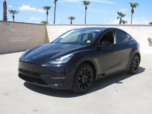 Used 2021 Tesla Model Y Long Range AWD/4WD image 1