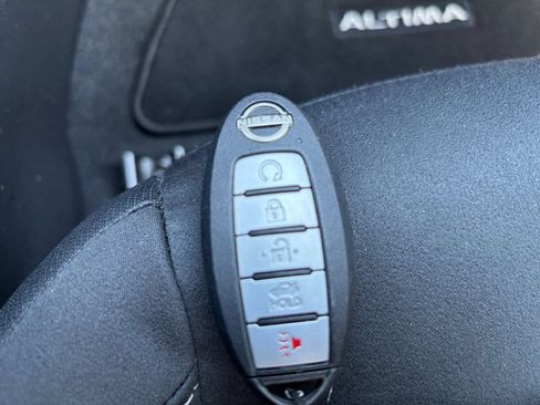 Used 2025 Nissan Altima 2.5 SV FWD image 25