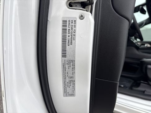 Used 2023 Chrysler Pacifica Limited w/ Uconnect Theater Family Group FWD image 36
