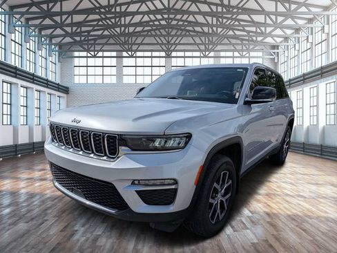 Used 2023 Jeep Grand Cherokee Limited w/ Trailer Tow Prep Group (B) RWD image 7